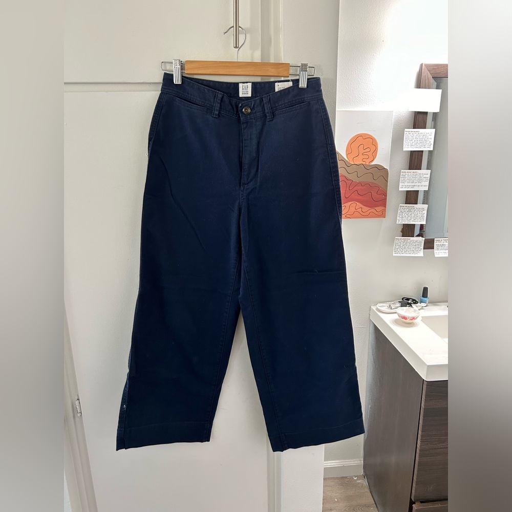 Navy Gap high rise crop jeans. Size 6